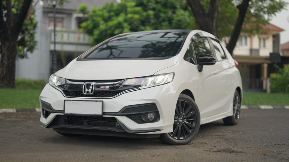 Seven Honda vehicles parked in a row, showcasing family-friendly models ideal for road trips and everyday driving.